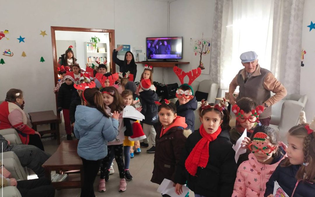 Alumnos del CEIP «Miguel de Cervantes» felicitan la Navidad en el CRJ «Jesús de Nazaret» con una vista emotiva