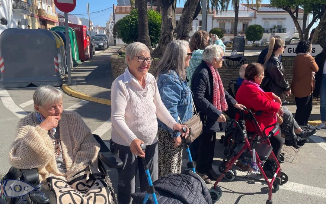 Emoción en la Plaza de los Leones: Los mayores disfrutan de la procesión infantil del CEIP Aurora Moreno