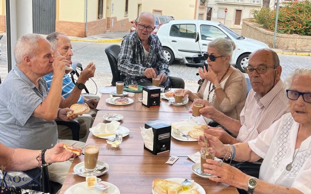 Residentes ganadores del concurso del CRM Jesús de Nazaret disfrutando de un desayuno saludable en un bar de Gibraleón.